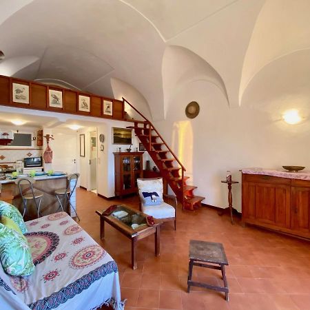 Holidaycasa Romano - Vacanza Nel Cuore Di Sperlonga Bagian luar foto